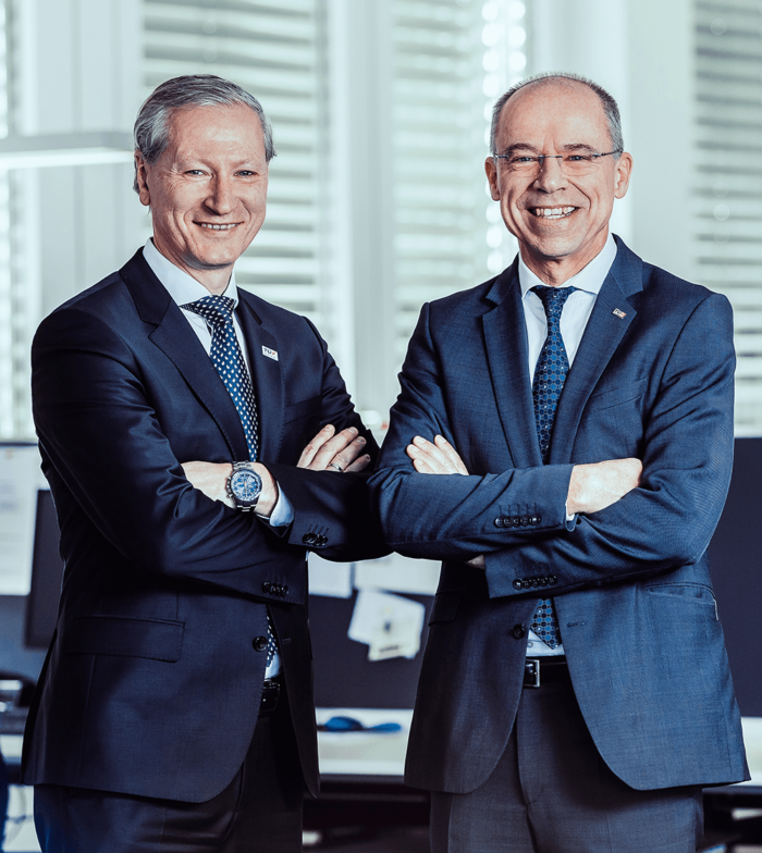 TÜV AUSTRIA ist Top-Arbeitgeber 2022: TÜV AUSTRIA CEO Stefan Haas (l), mit CFO Christoph Wenninger: „TÜV AUSTRIA darf sich seit langem über eine hohe Kundenzufriedenheit freuen. Dass unsere Unternehmensgruppe in den letzten Jahren auch verstärkt als attraktiver Arbeitgeber wahrgenommen wird, zeigt, dass wir auf dem richtigen Weg sind. (C) TÜV AUSTRIA, Saskia Jonasch