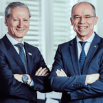 TÜV AUSTRIA ist Top-Arbeitgeber 2022: TÜV AUSTRIA CEO Stefan Haas (l), mit CFO Christoph Wenninger: „TÜV AUSTRIA darf sich seit langem über eine hohe Kundenzufriedenheit freuen. Dass unsere Unternehmensgruppe in den letzten Jahren auch verstärkt als attraktiver Arbeitgeber wahrgenommen wird, zeigt, dass wir auf dem richtigen Weg sind. (C) TÜV AUSTRIA, Saskia Jonasch