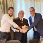 Partnerschaft ACTA S.A. und TÜV AUSTRIA Hellas: v.l.n.r.: Alexander Pesendorfer (TÜV AUSTRIA Mergers & Acquisitions), Ioannis Andronikidis (GF ACTA), Ioannis Kallias (GF TÜV AUSTRIA Hellas) | (C) TÜV AUSTRIA