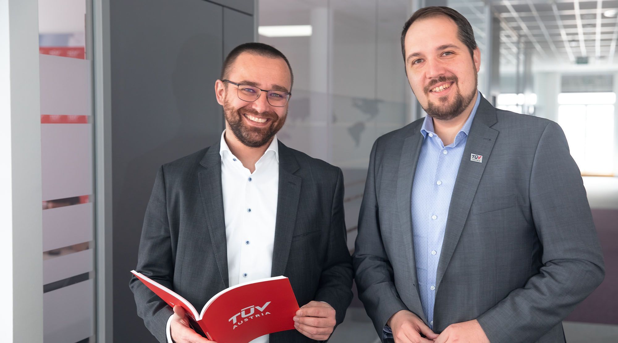 AluKönigStahl setzt bei Umbau der Konzernzentrale auf TÜV AUSTRIA Expertise: „Mit dem TÜV AUSTRIA gibt es eine sehr direkte, sehr offene, schnelle Kommunikation. Immer ergebnisorientiert, jederzeit erreichbar, wenn nötig auch am Wochenende", Christoph Toriser, Geschäftsführung AluKönigStahl: (v.l.n.r.) Christoph Toriser, AluKönigStahl, Stefan Pfefferer, TÜV AUSTRIA (C) TÜV AUSTRIA, Mario Koller